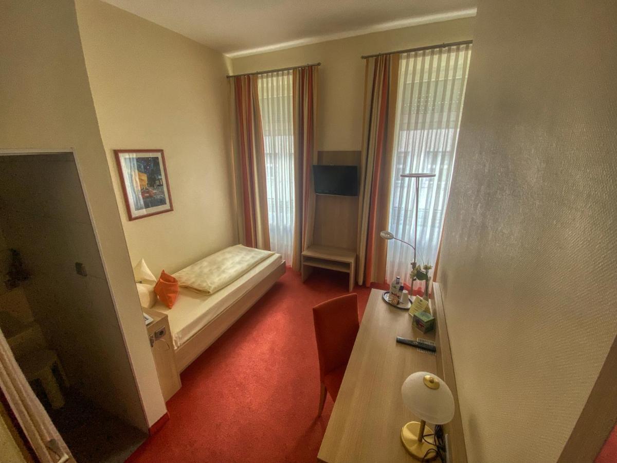 City Partner Hotel Berliner Hof คาร์ลสรูเฮอ ภายนอก รูปภาพ